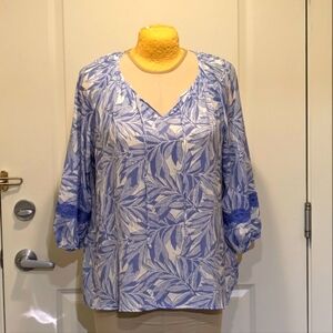 3/$30 EUC Iyla XL Blue and White Flowy Leaf Print Tunic Top
